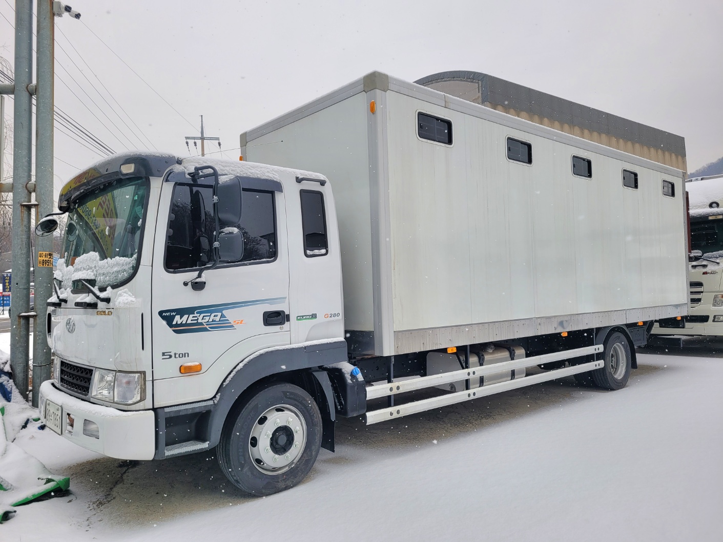  메가트럭 말 운반용차 말차가축운반차 7.4극초장축2017.10무사고 2,000 km 실주행 신차상태특트럭