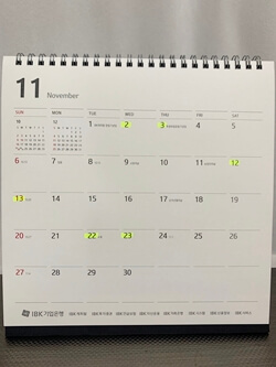 11월-손-없는-날-날짜가-형광펜으로-표시되어-있는-책상-달력