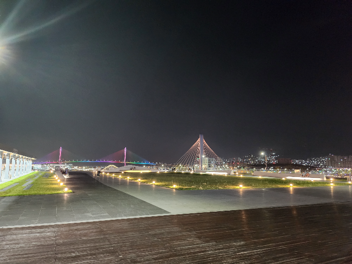 부산역 하늘광장입니다.