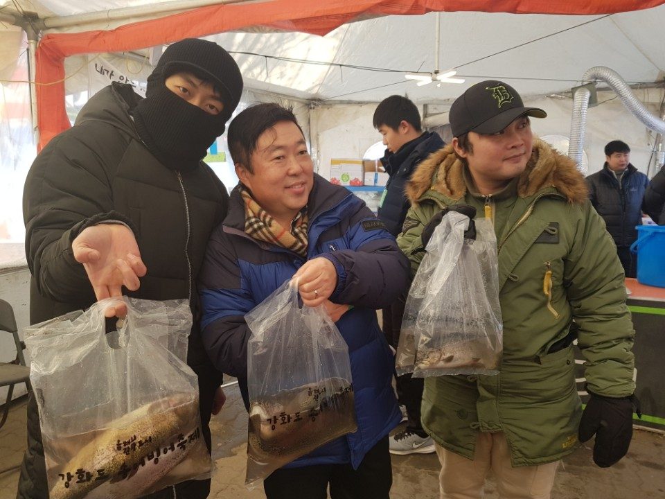 강화도 왕방마을 얼음축제- 방문객들의 한박웃음