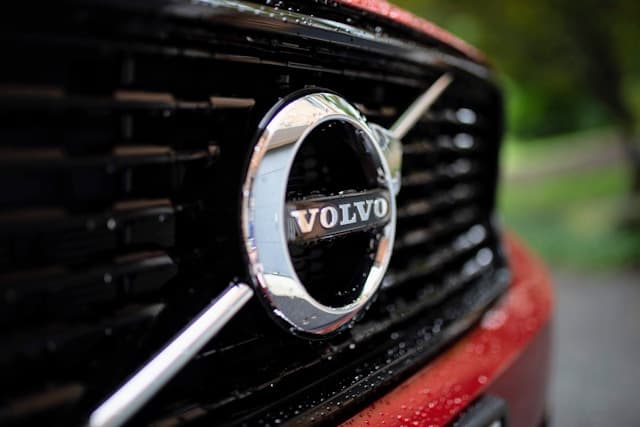 볼보(Volvo): 자동차 업계에서의 친환경 전환과 재생 소재 활용