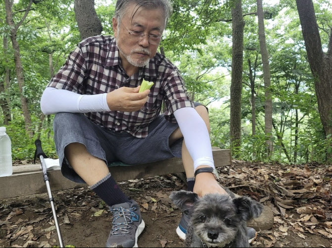  尹정부 겨냥에도 文 '별일 없이 산다'.."지지율 반등? 다 잊어라"