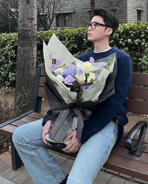  안재현, 누구한테 꽃다발 받았나? 너무 잘생겨서 CG인줄! [사진]