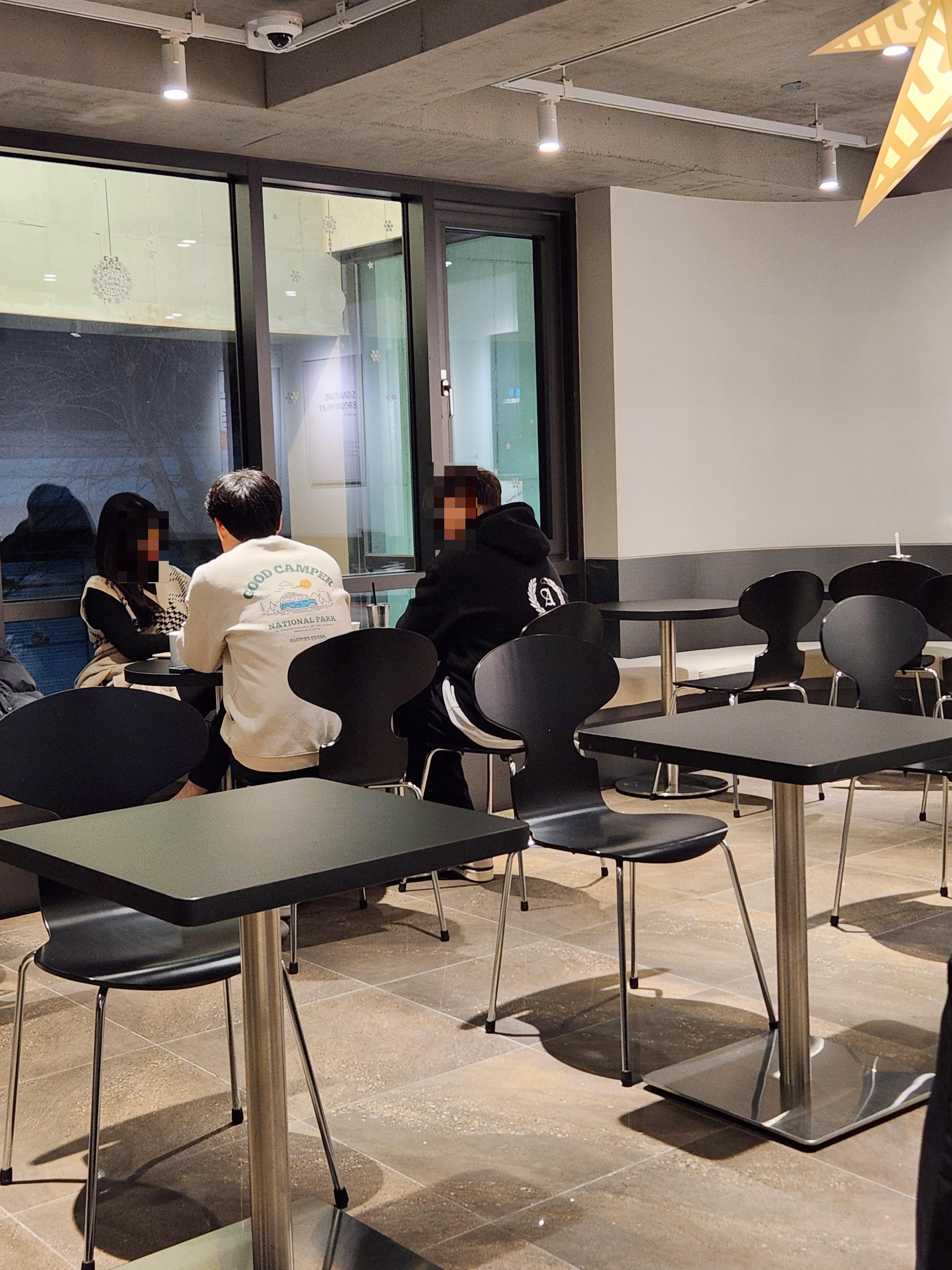 동천역 추천 카페 카페 드 리옹 주차 2층 넓은 자리