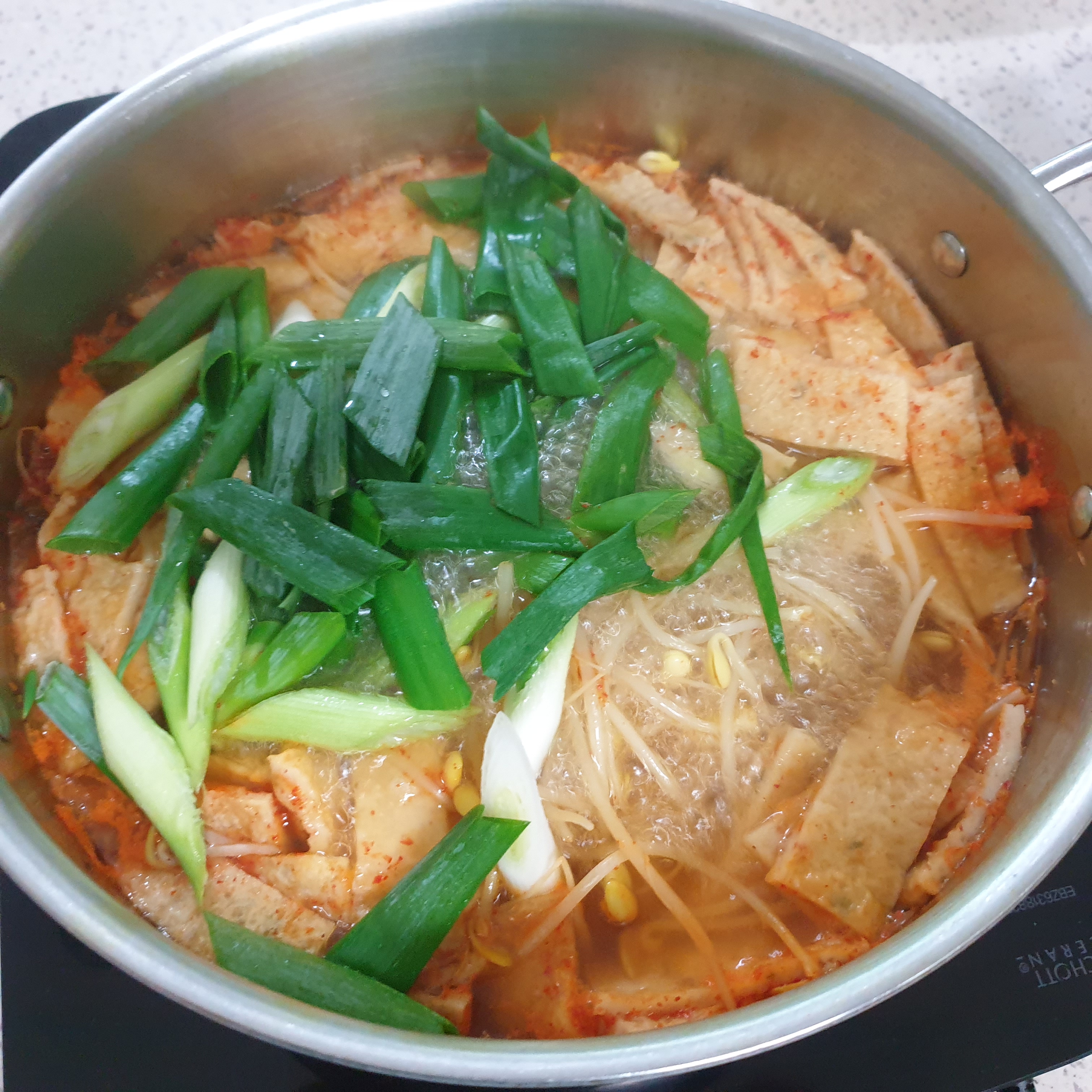  콩나물과 어묵을 넣은 시원한 김칫국 간단하게 끓였어요