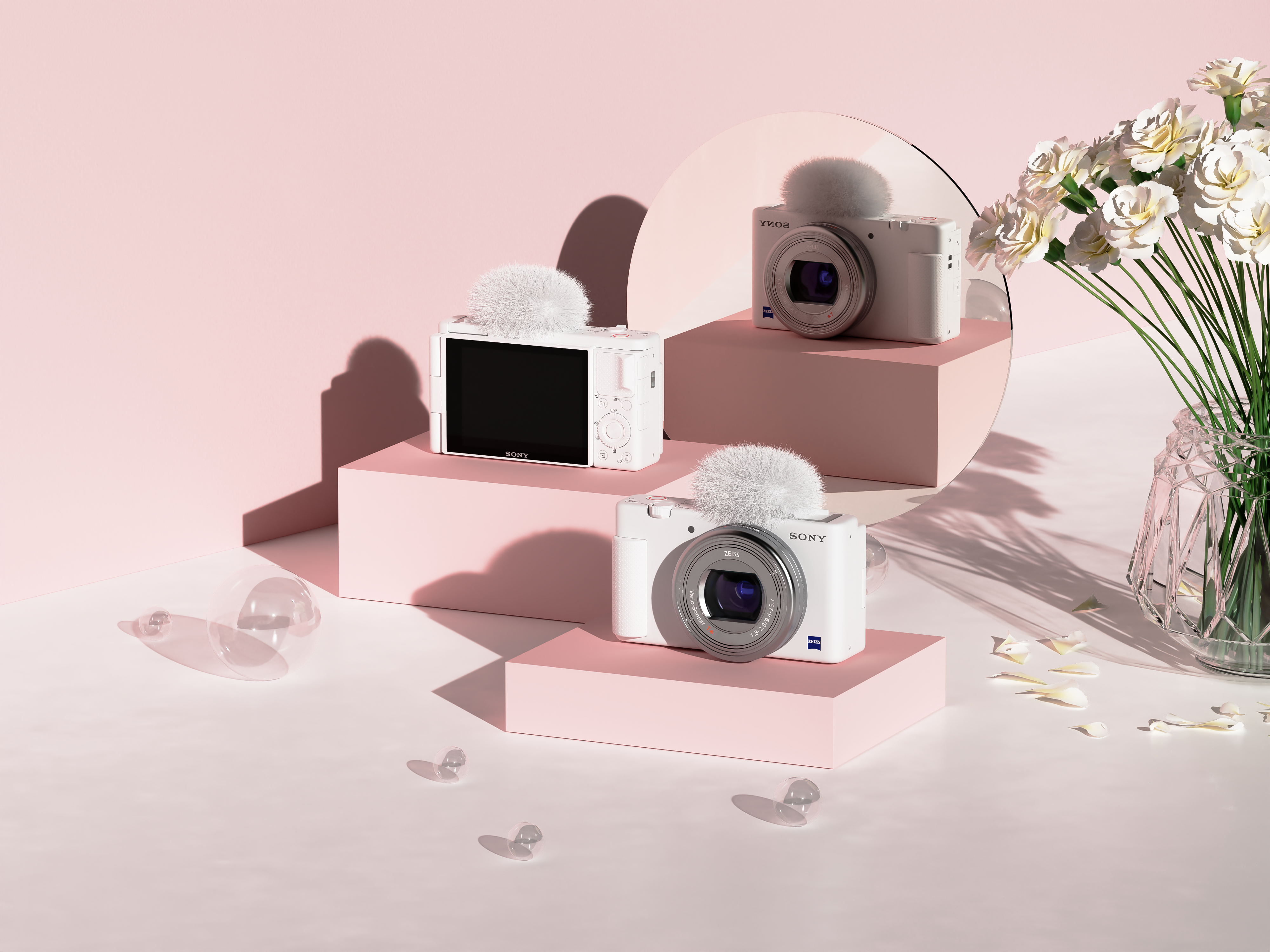 화병에 꽂힌 꽃과 소니 컴팩트 브이로그카메라 ZV-1