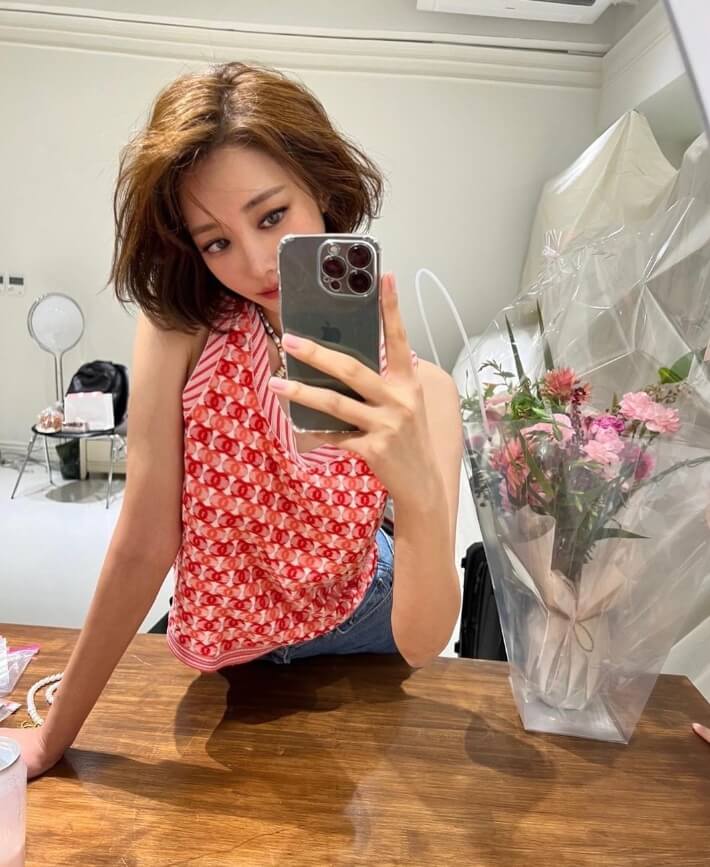 핸드폰을들고있는-단발머리여성의모습