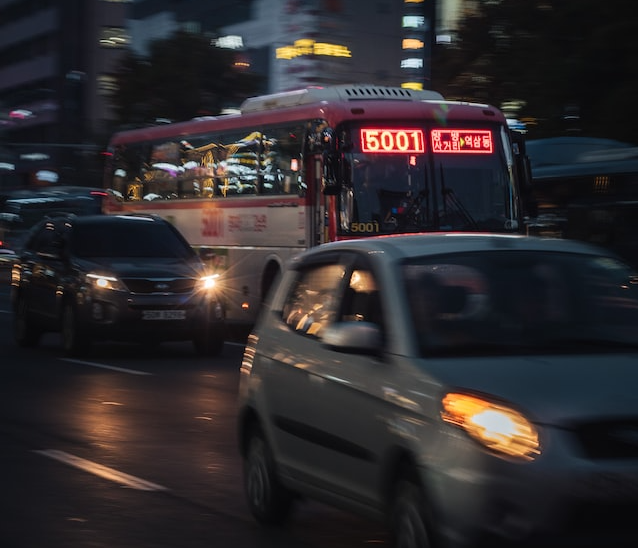 강남역을-지나는-5001번-버스-사진