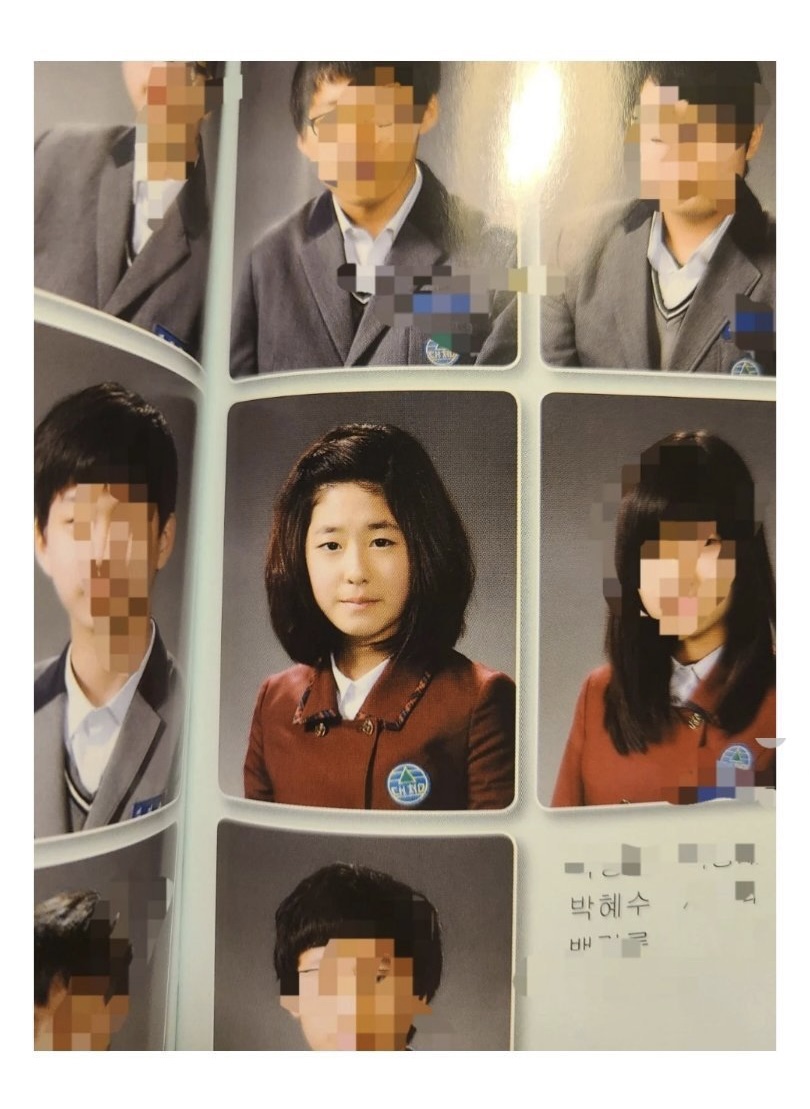  박혜수 졸업사진 머리에 뽕넣은거 정말 웃기다.