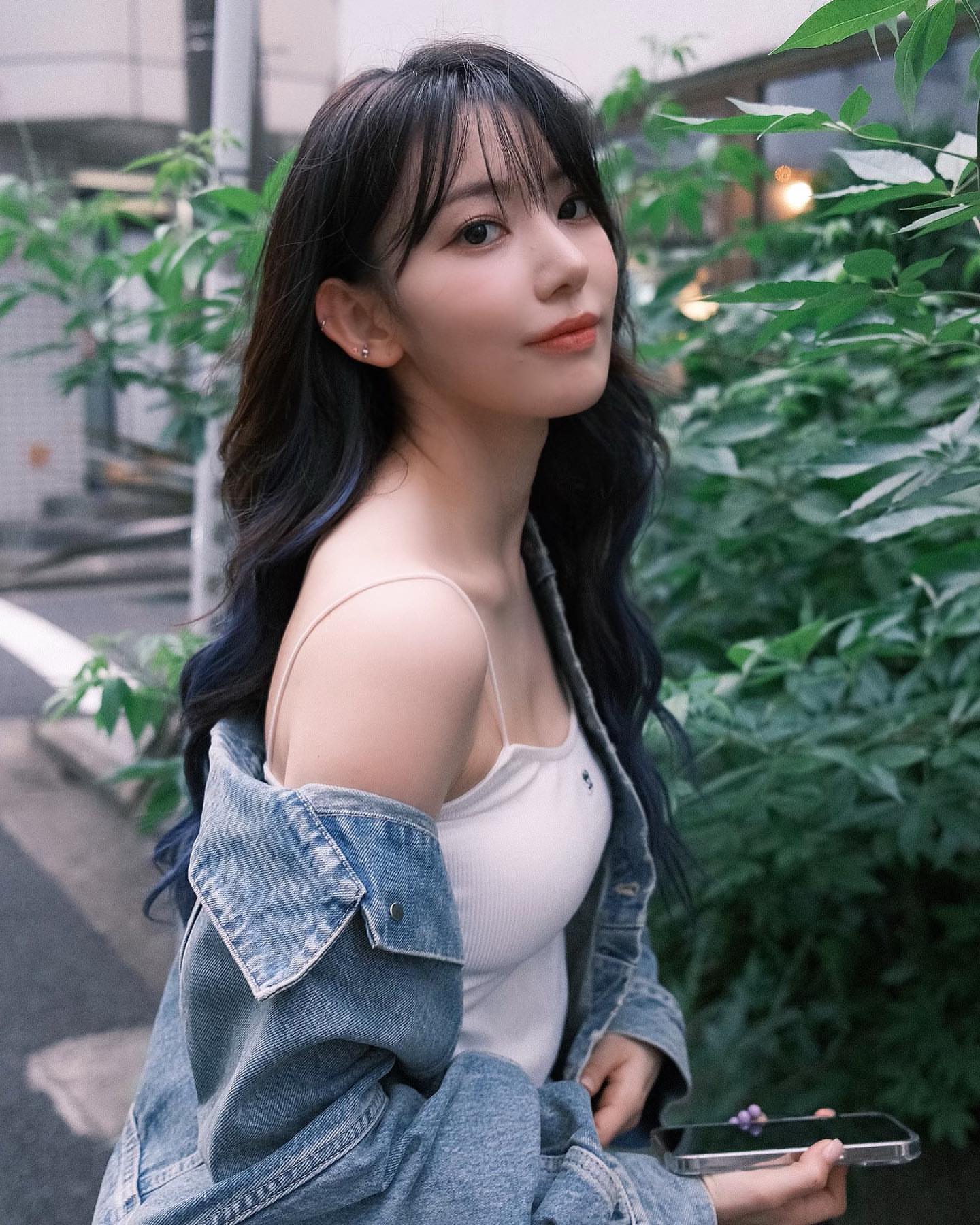  르세라핌 사쿠라 청자켓속 흰 끈나시 인스타그램 사진