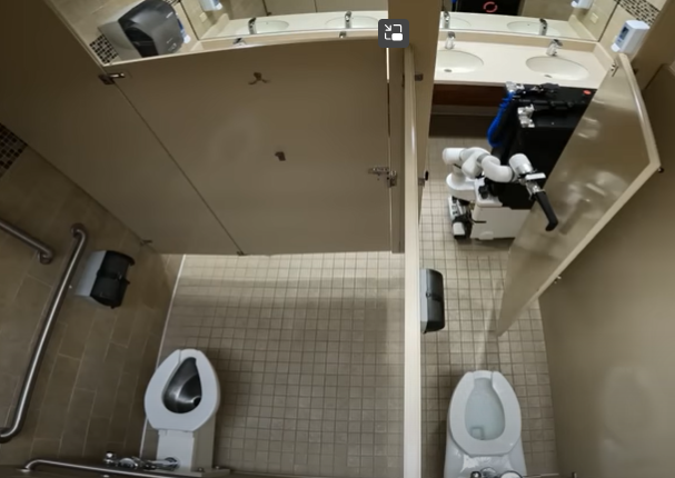 소매틱-somatic-화장실청소로봇-화장실-칸막이-공간-문을-열고있는-장면