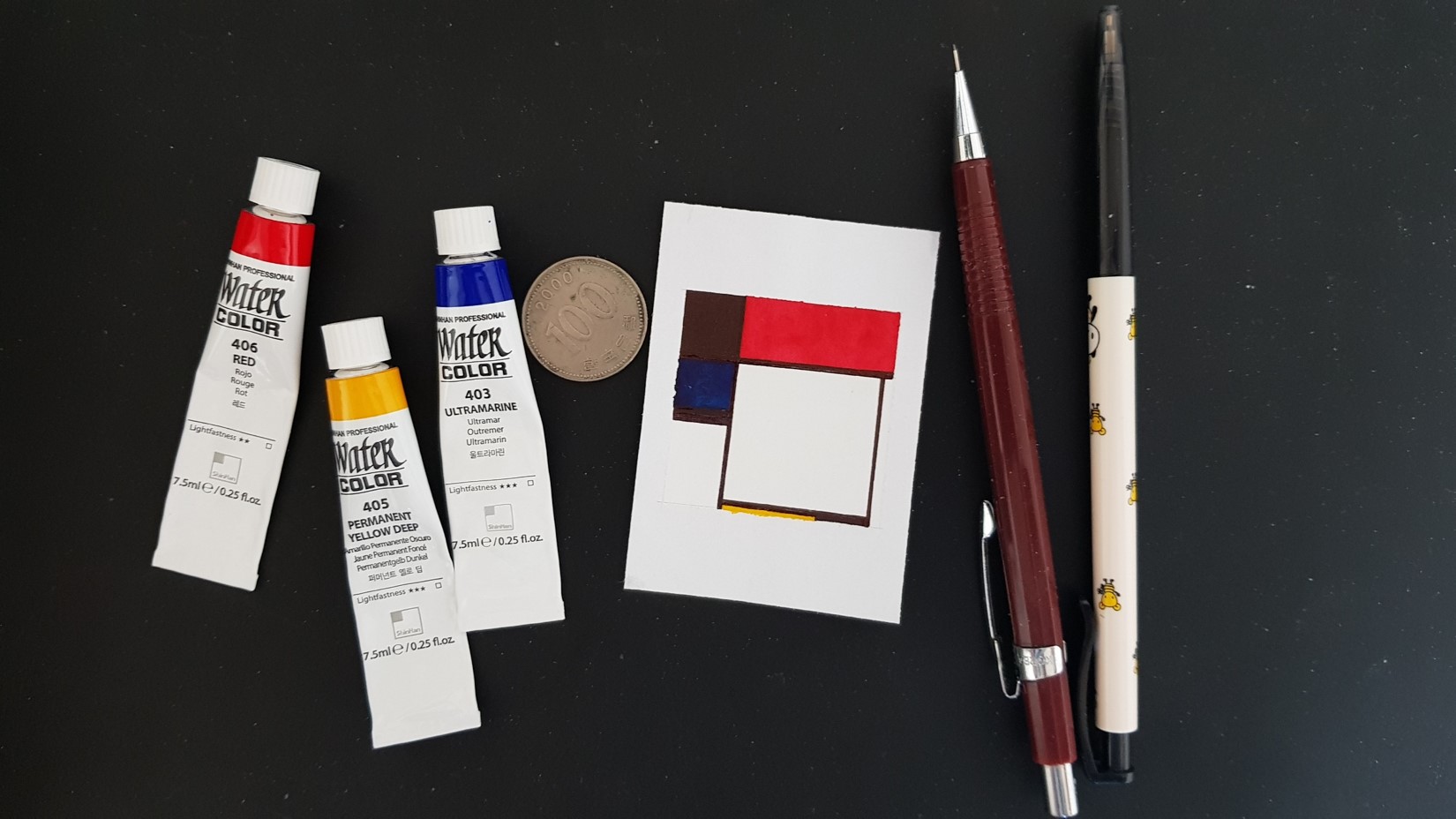오늘은 샤프와 지우개로 스케치한 후, 검정 볼펜과 빨강·노랑·파랑·흰색 수채 물감으로 채색할 생각입니다. 그럼 시작해보죠.