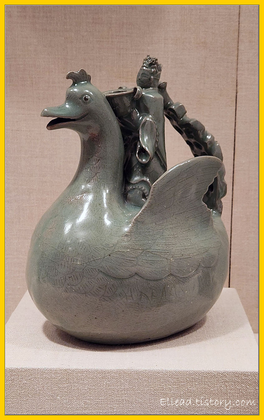 Bird-shaped Ewer with Daoist priest holding a bowl