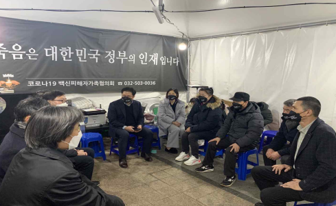 ”선대위 총괄특보단, 백신피해자가족협의회 방문
총괄특보단 산하 공정보건의료특보단, 피해자 추모와 아픔에 동참 
