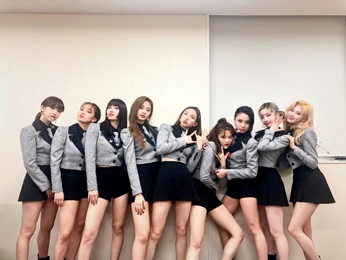  트와이스 단체 사진 대형 특이한 점