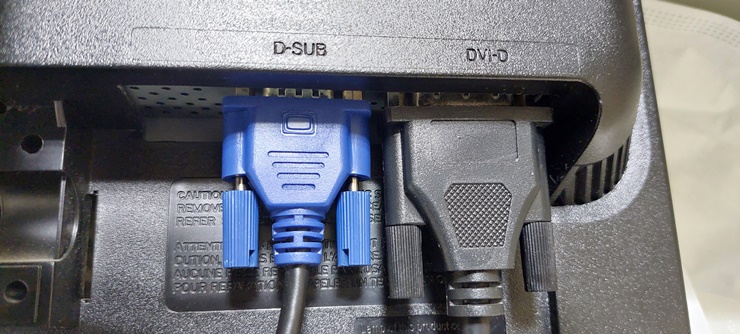 모니터 뒷쪽 케이블 연결상태