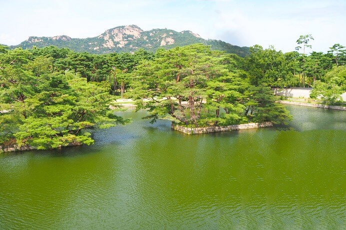 경회루 2층 정자에서 본 연못