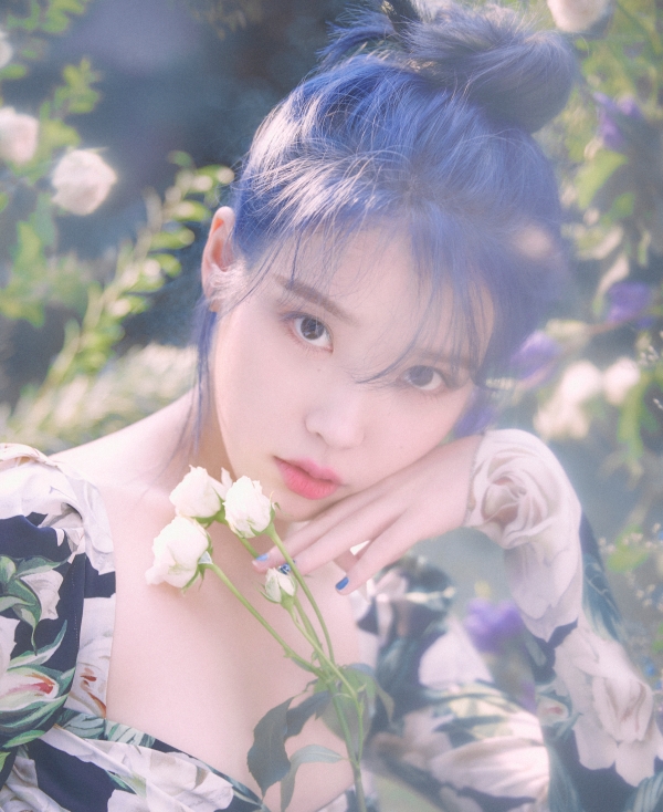  아이유, 화이트데이 사탕 주고 싶은 스타 1위... 손예진 2위 트와이스 사나 3위