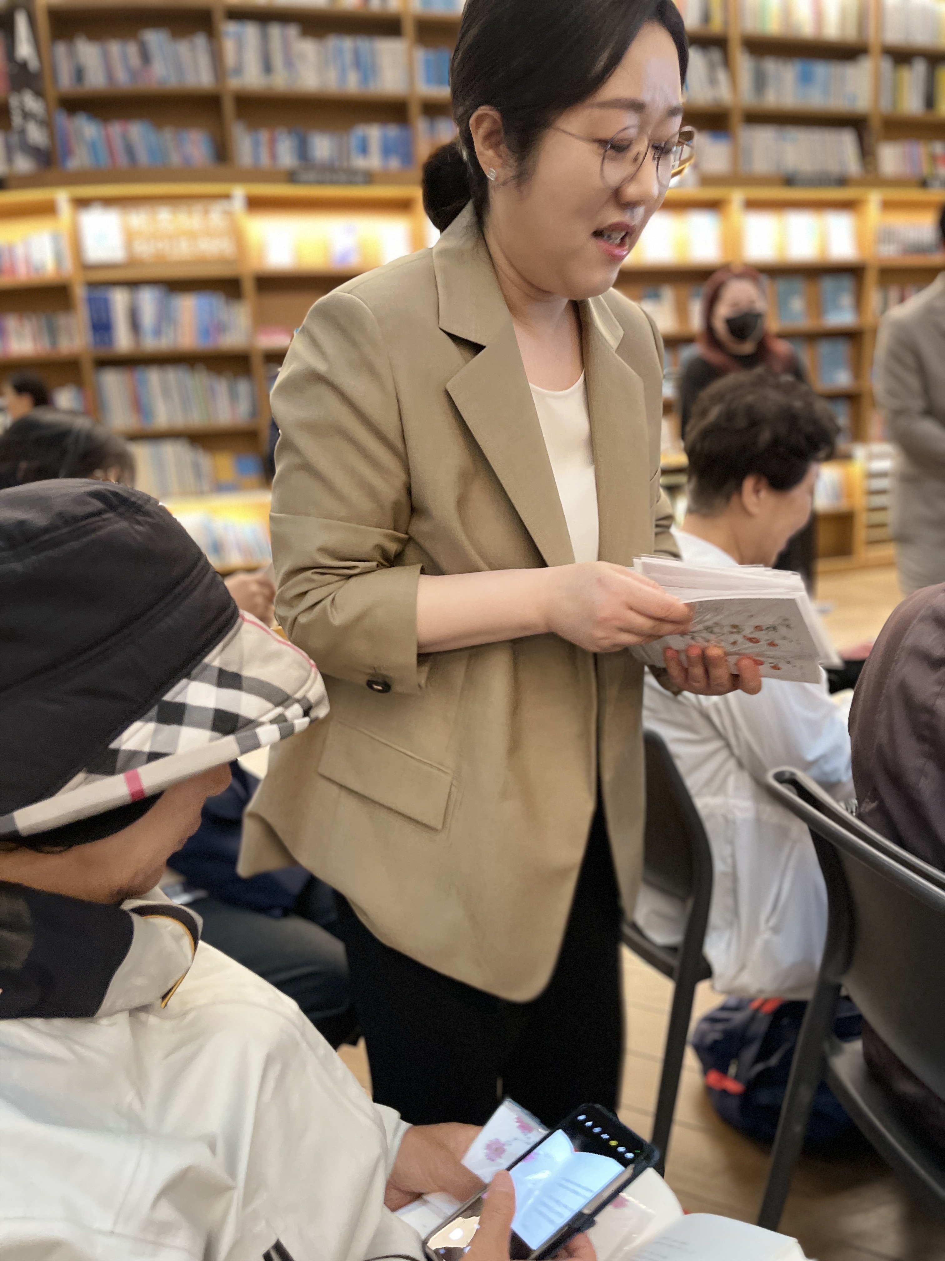 엽서를 직접 나눠주고 계신 나민애 교수님