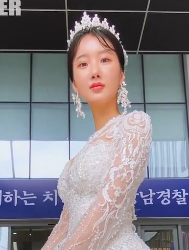  강남 비키니 오토바이 '그린존', 웨딩드레스 차림 강남경찰서 등장