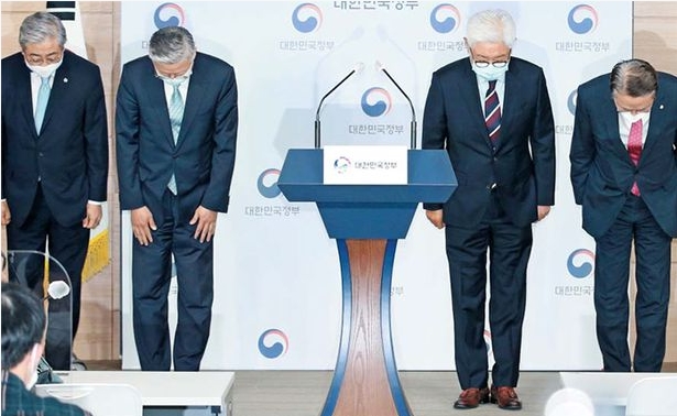  병원장들 '응시기회 달라' 머리숙여 사과..