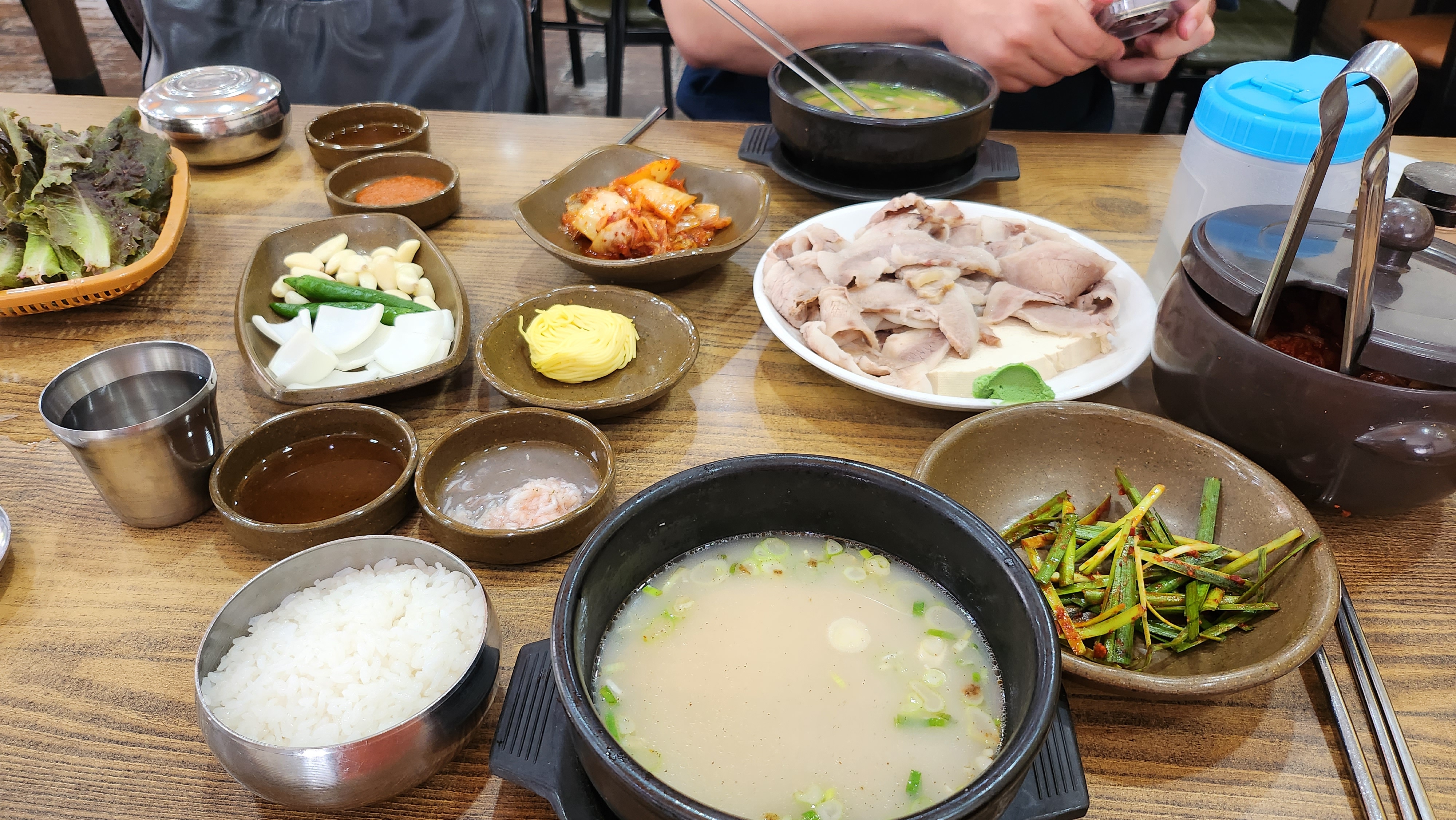 친구들과 등산 후 먹은 맛있는 국밥 한 그릇