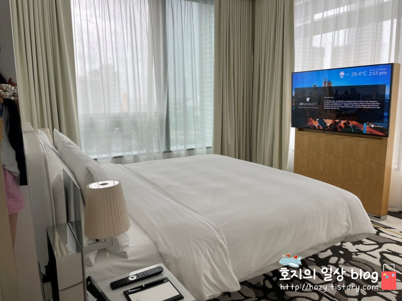 JW메리어트 싱가포르 디럭스 스위트룸 침실 창가뷰