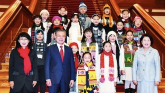  황교익 민주당 저격수? 尹 부부 합창단 사진, 北 동급 저격에 與대변인이 올린 文 사진  친민주당 성향 맛칼럼리스트 과거 민주당의 행적’을 한번쯤 돌아보는 습관을 들이길