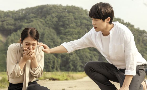 "야! 음식에 약 탄 것도 네가 그런 거야? "오빠 결혼 앨범에 있는 새언니 얼굴을 볼펜으로 새까맣게 칠해놓은 정신 나간 시누이가 넘지 말아야 할 선을 넘는데…
