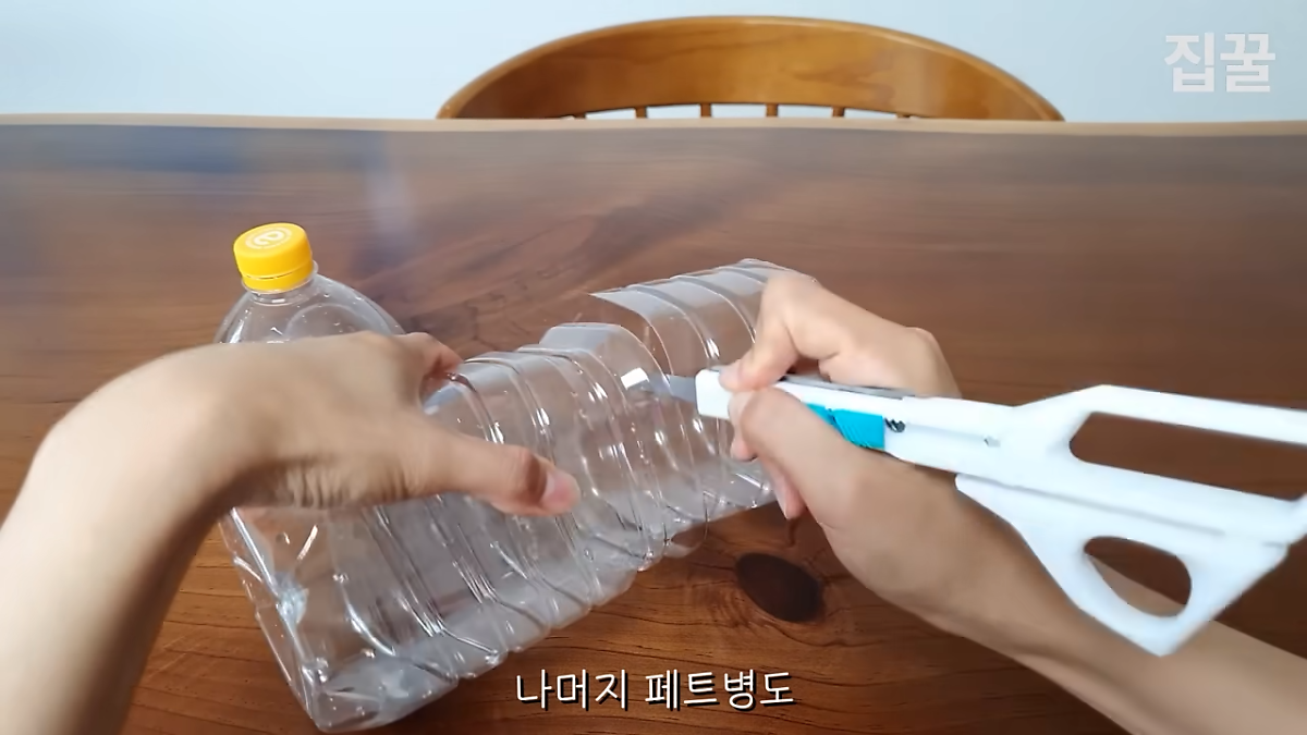 "굳은 묵은때도 감쪽같이 제거됩니다" 페트병을 더러운 창틀에 끼우면 새 창틀처럼 변하는 기막힌 청소방법