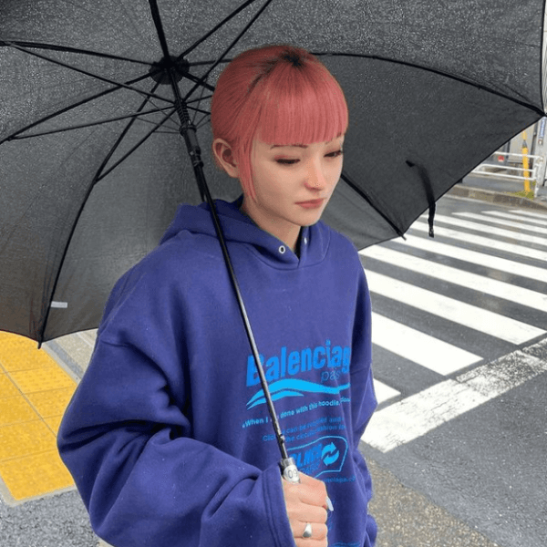 우산을-쓰고-있는-핑크빛-머리의-Imma