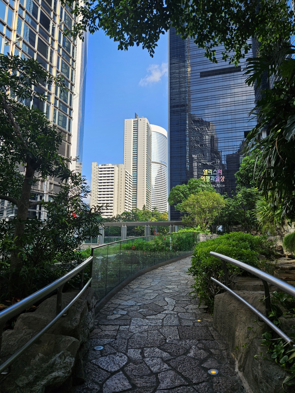 홍콩 고층 빌딩 사이에 있는 청콩 공원&#44; 가볼만한곳 - 도심속 작은 공원