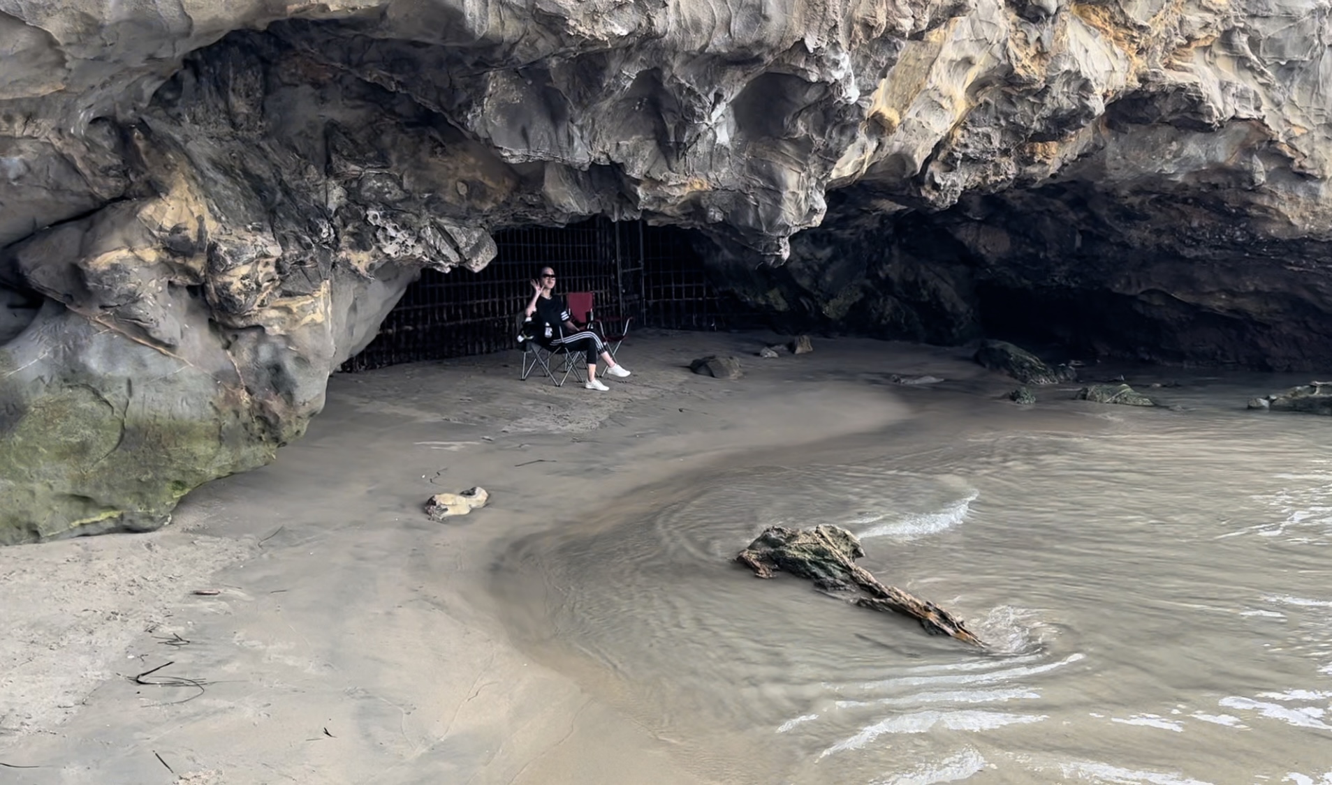 Pirate's Cove Beach에 있는 미니 동굴입니다.