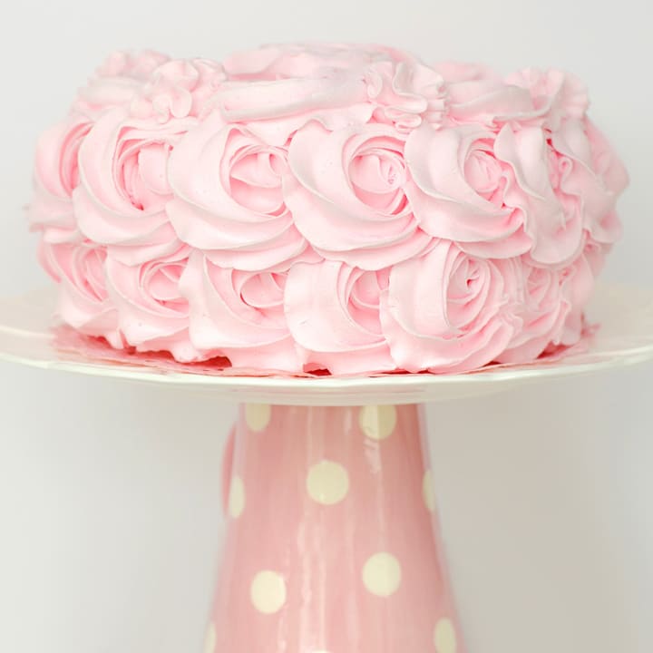 핑크색-생크림-케이크가-받침대-위에-올려진-모습