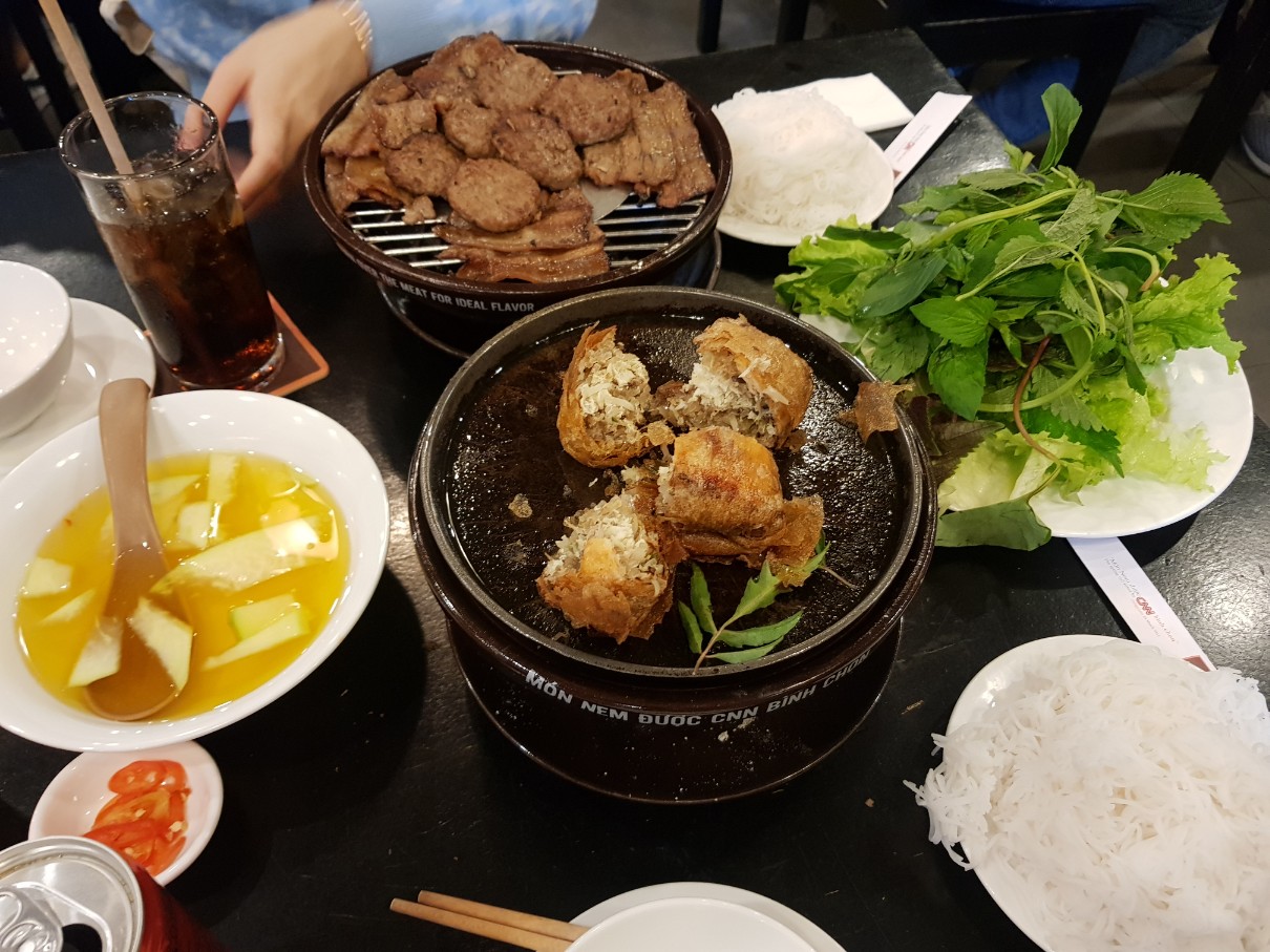 호치민 로컬 맛집 Quan Nem - 한 끼 식사