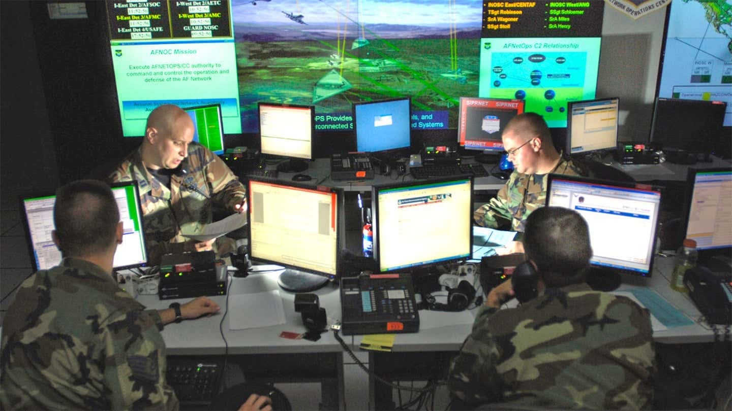 미 육군은 사이버 무기 개발과 방어를 위한 경쟁을 하고 있다.