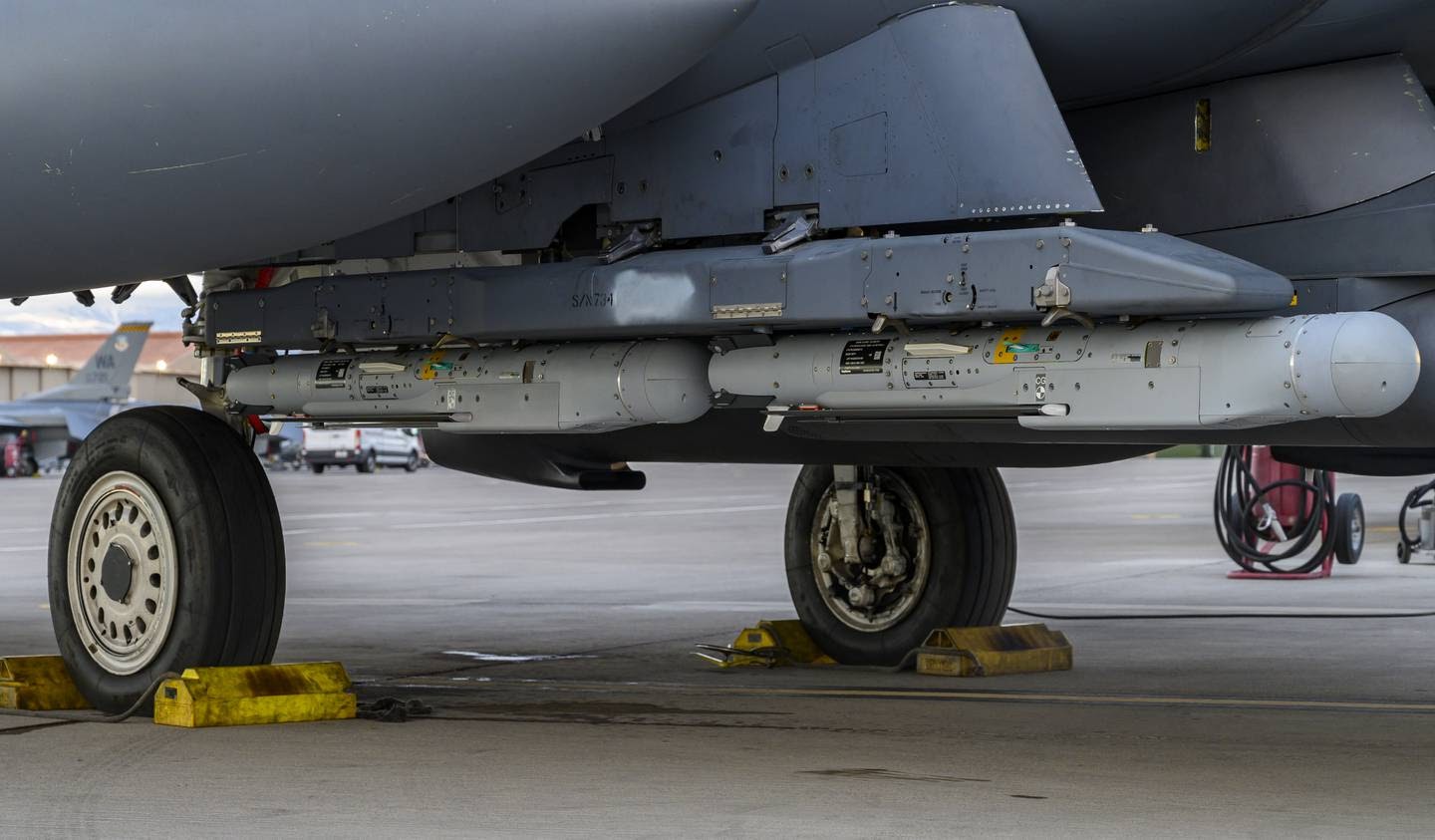 Nellis 공군 기지에서 무장 시험을 위해 준비하고 있는 F-15E