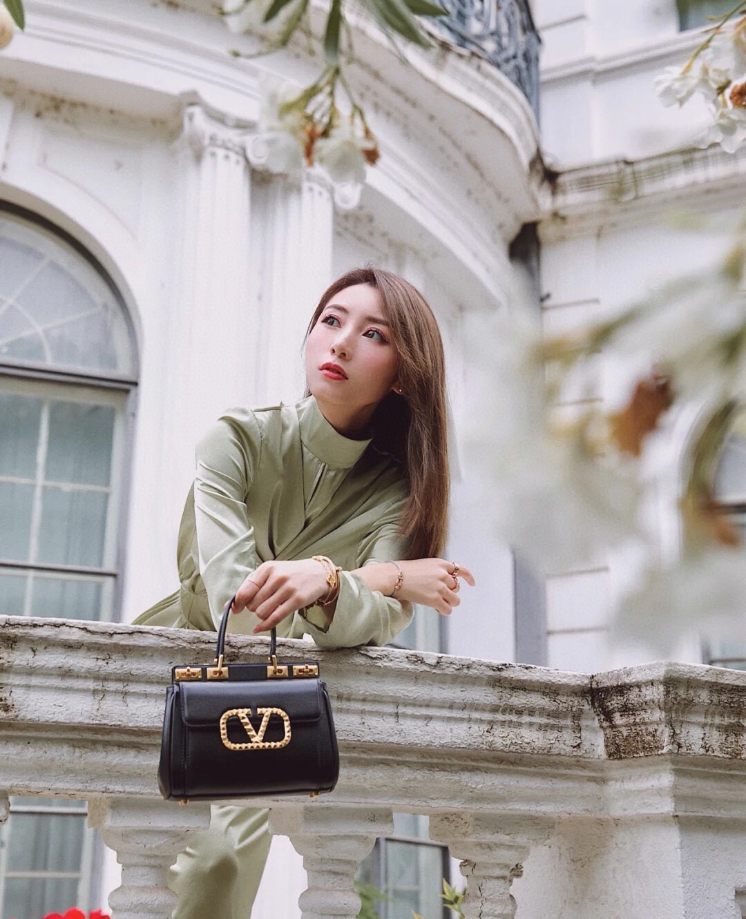  [VALENTINO] 발렌티노 스탐파 알체 송아지 가죽 락스터드 알코브 탑 핸들 백 WW2B0J44BQZJU5 (2 COLOR)