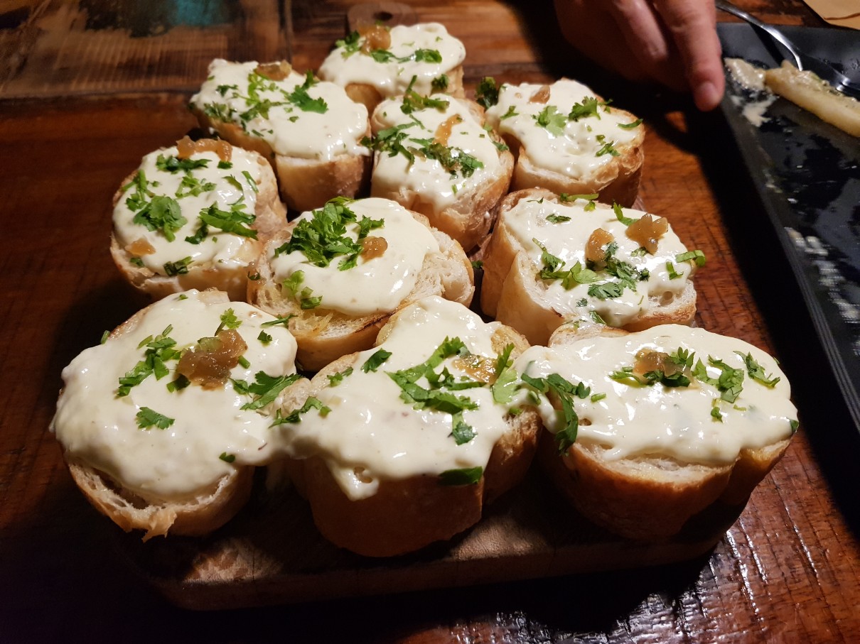 호치민 빈탄군 분위기 좋은 수제 맥주 전문점 RetroSaigon - Cheesy Garlic Bread
