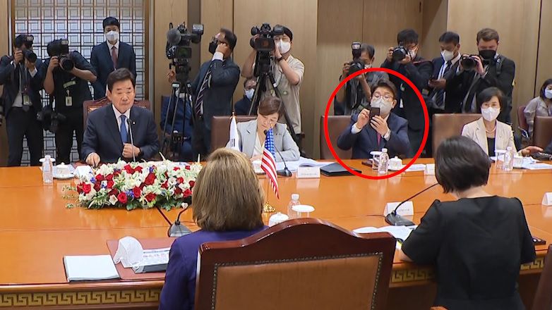  펠로시 회담 중 휴대폰 꺼내든 권성동..네티즌 "무례하다"