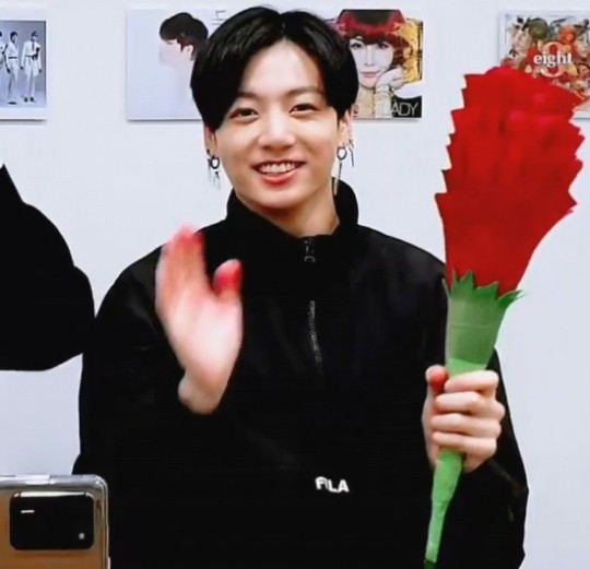 방탄소년단 정국, '어버이날' 감사의 마음 가득 담은 대형 카네이션 눈길