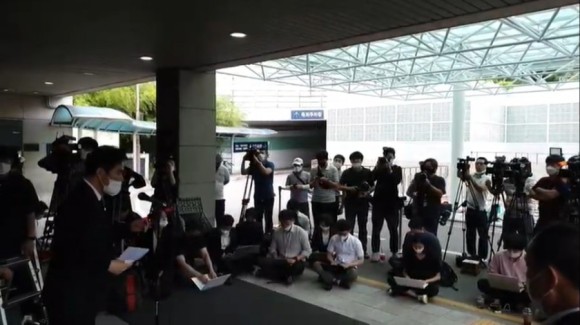 서울시청 앞 박원순 분향소 앞 성창경TV서울대병원 장례식장 주차장에 마련된 강용석·김용호·김세석·김용호·양평의 집. 유튜브 ON. 2020년 7월 11일 2시 30분 115