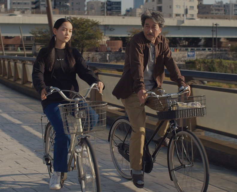 히라야마가 조카 니코와 자전거를 탄다.