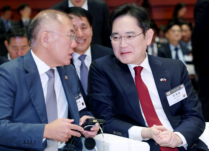 정의선 현대차그룹 회장(왼쪽)과 이재용 삼성전자 회장이 지난달 체코 프라하 시내 한 호텔에서 열린 한·체코 비즈니스포럼에 참석해 행사 시작 전 대화하고 있다.