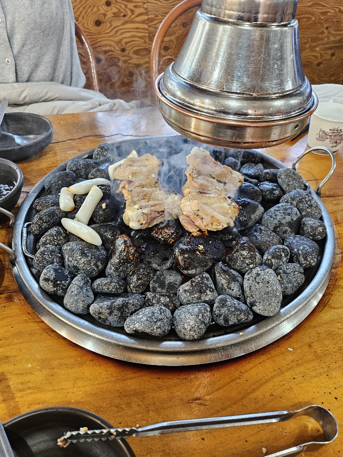 연기를 내며 익어가고 있는 닭갈비