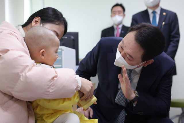 울대학교어린이병원을 방문&#44; 환아와 보호자를 격려