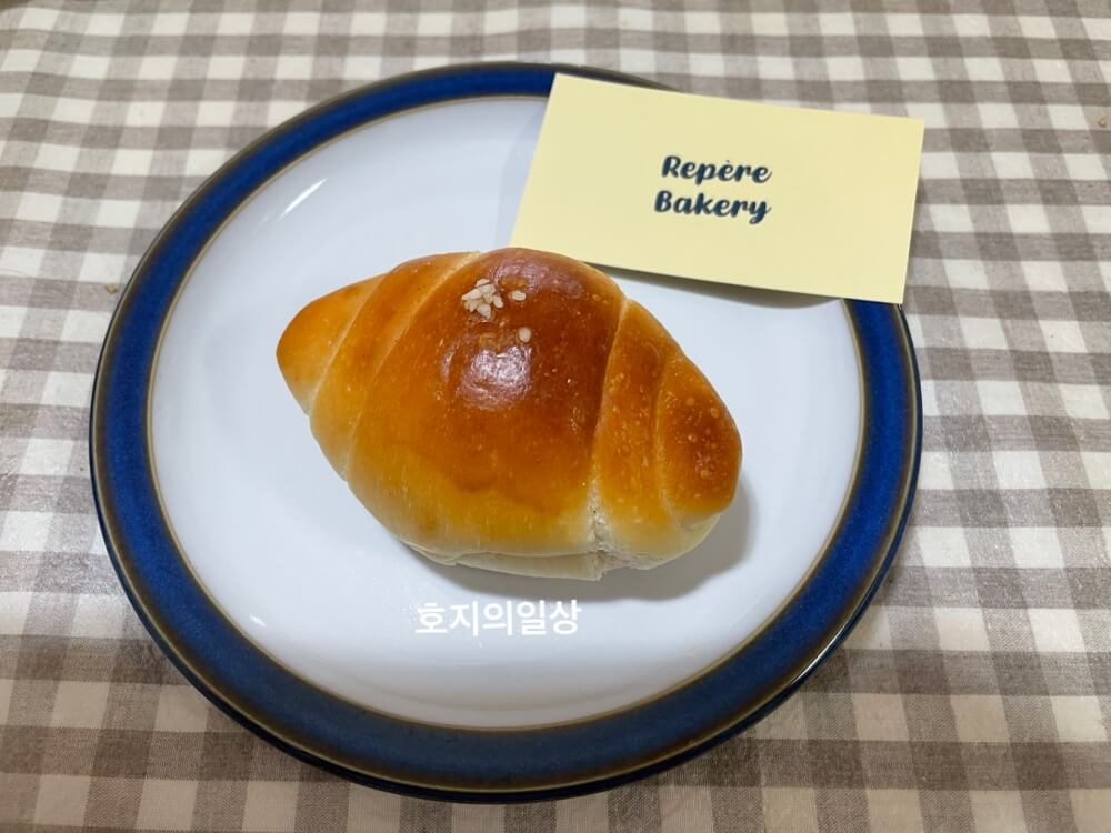 르페르 베이커리 광교 - 플레인 소금빵 모습