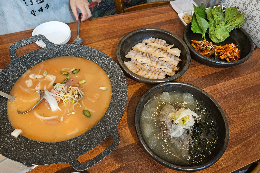 서울 쌍문 맛집 할배골 부대찌게 메밀물막국수 보쌈 보쌈김치 상추 깻잎