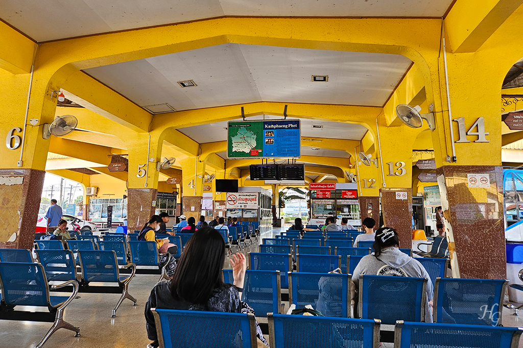 노란색 기둥에 파란색 의자가 진열되어 있는 태국 캄팽펫 버스 터미널