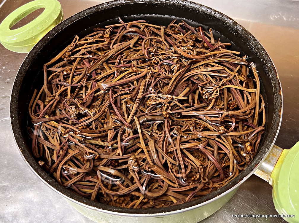 고사리나물에 들어갈 고사리를 물에 불려 놓은 사진